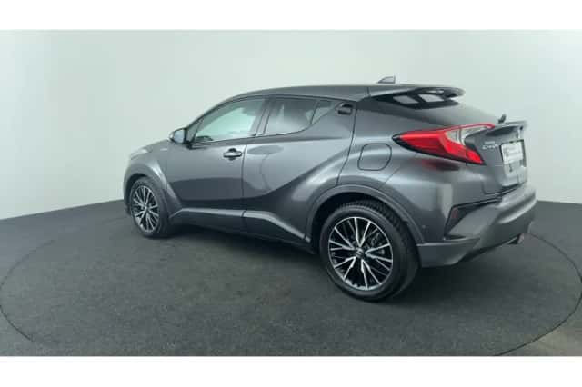 Toyota C-HR (2017) thumbnail 3