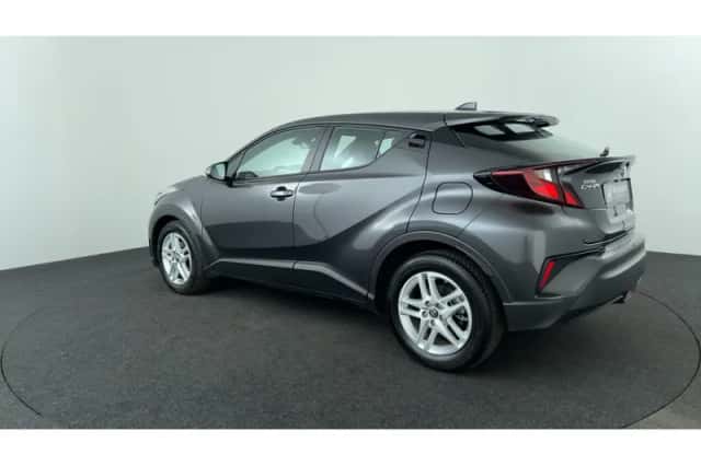 Toyota C-HR (2022) thumbnail 3