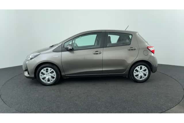 Toyota Yaris (2017) thumbnail 2