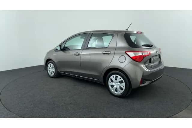 Toyota Yaris (2017) thumbnail 3