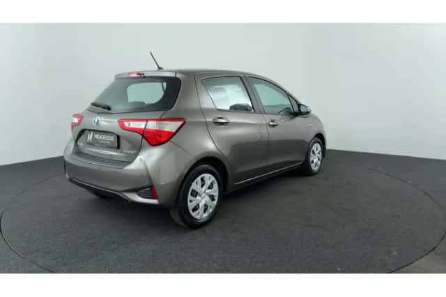 Toyota Yaris (2017) thumbnail 5