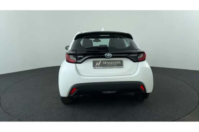 Toyota Yaris (2021) thumbnail 4