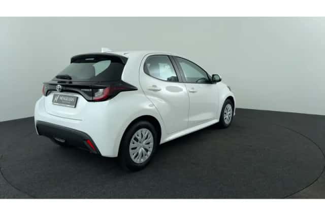 Toyota Yaris (2021) thumbnail 5