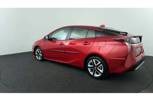 Toyota Prius (2016) thumbnail 3