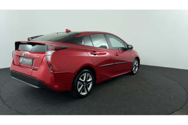 Toyota Prius (2016) thumbnail 5