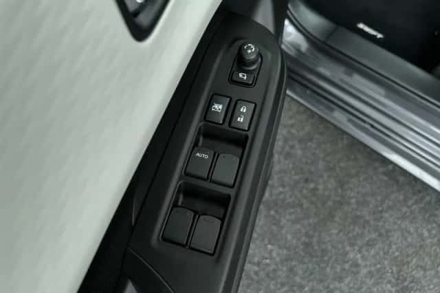 Suzuki Swift (2025) thumbnail 12