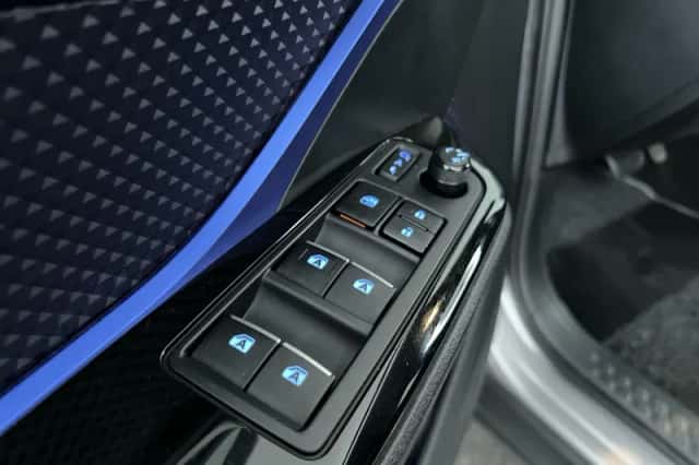 Toyota C-HR (2017) thumbnail 12