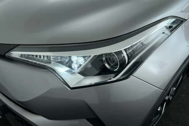 Toyota C-HR (2017) thumbnail 9