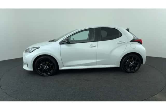 Toyota Yaris (2022) thumbnail 2
