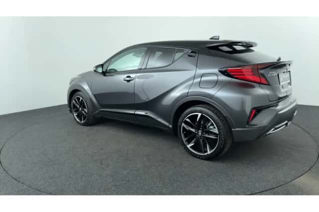 Toyota C-HR (2023) thumbnail 3