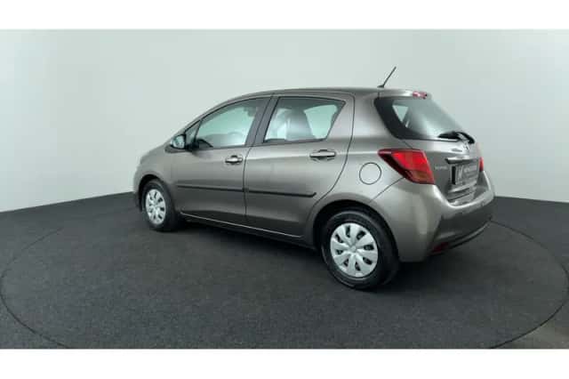 Toyota Yaris (2016) thumbnail 3