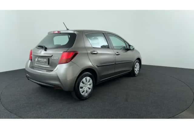Toyota Yaris (2016) thumbnail 5