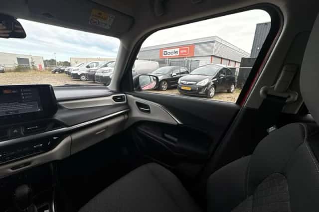 Suzuki Swift (2025) thumbnail 10