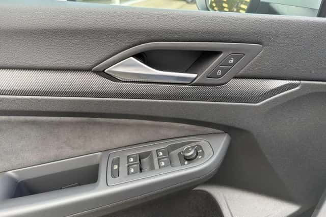 Volkswagen Golf (2024) thumbnail 18