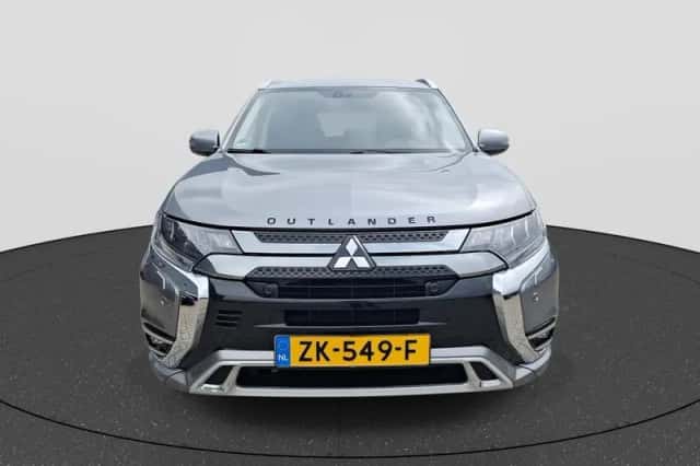 Mitsubishi Outlander (2019) thumbnail 2