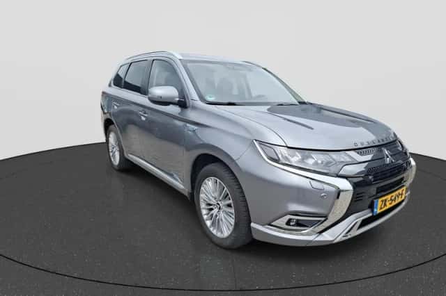 Mitsubishi Outlander (2019) thumbnail 3
