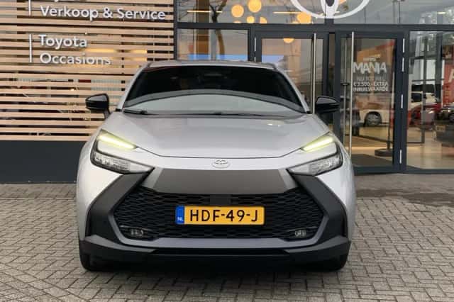 Toyota C-HR (2025) thumbnail 2