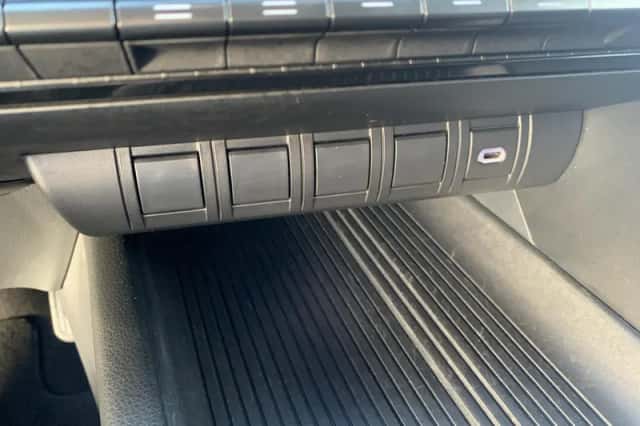 Toyota C-HR (2025) thumbnail 27