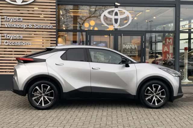 Toyota C-HR (2025) thumbnail 4