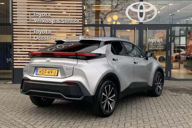 Toyota C-HR (2025) thumbnail 5