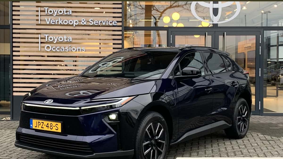 Toyota bZ4X (2025) — foto 1