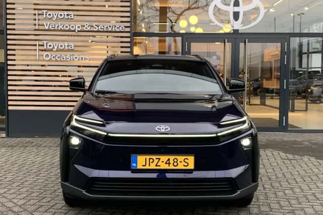 Toyota bZ4X (2025) thumbnail 2