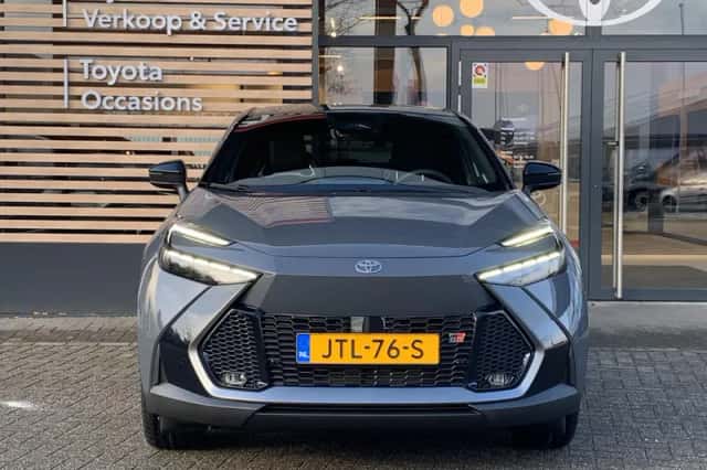 Toyota C-HR (2026) thumbnail 2
