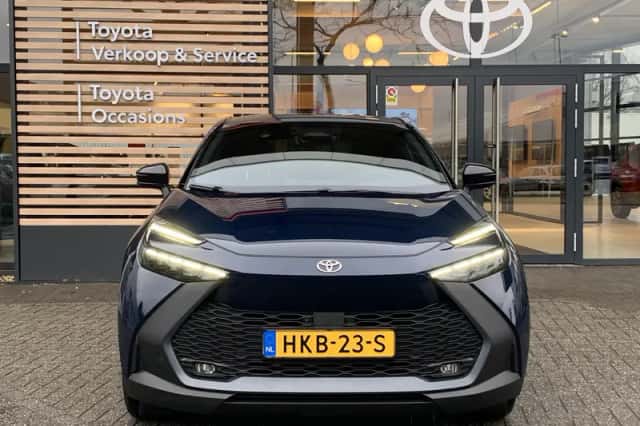 Toyota C-HR (2025) thumbnail 2