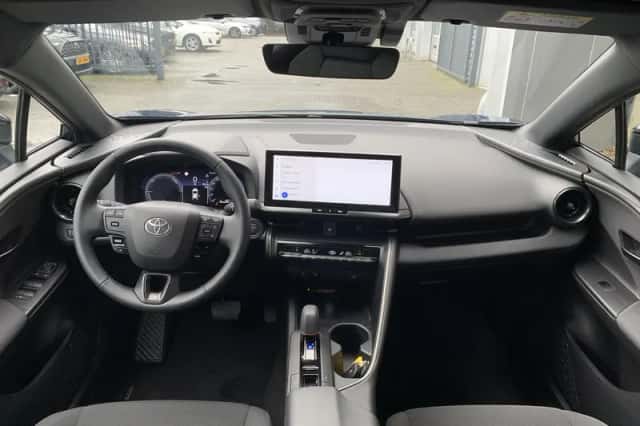 Toyota C-HR (2025) thumbnail 11
