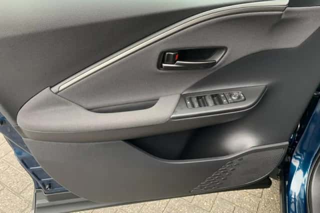 Toyota C-HR (2025) thumbnail 18
