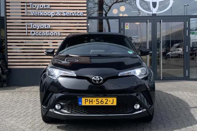 Toyota C-HR (2017) thumbnail 2