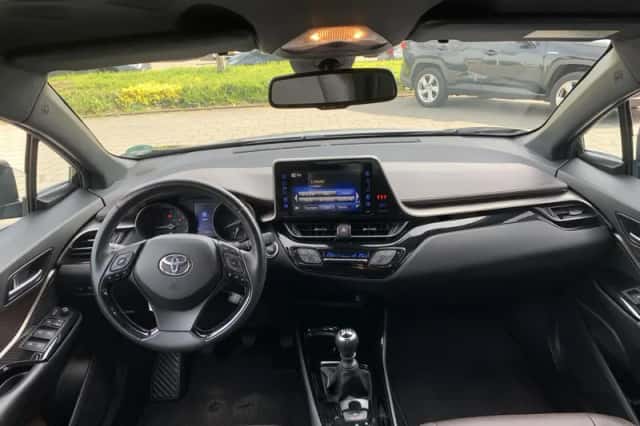 Toyota C-HR (2017) thumbnail 11
