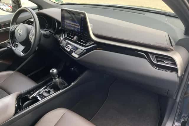 Toyota C-HR (2017) thumbnail 12