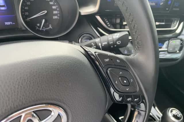 Toyota C-HR (2017) thumbnail 22