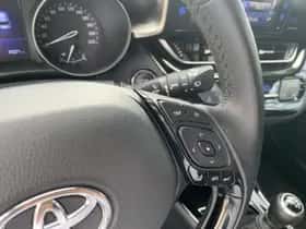 Toyota C-HR (2017) thumbnail 22