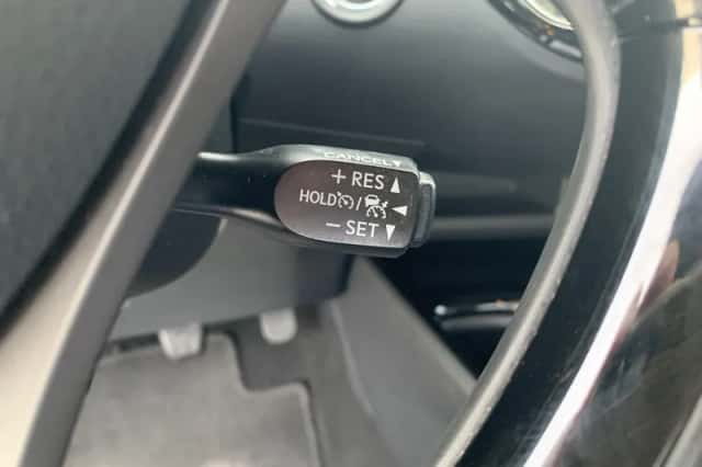 Toyota C-HR (2017) thumbnail 23