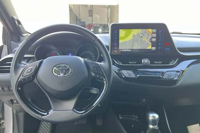 Toyota C-HR (2019) thumbnail 11