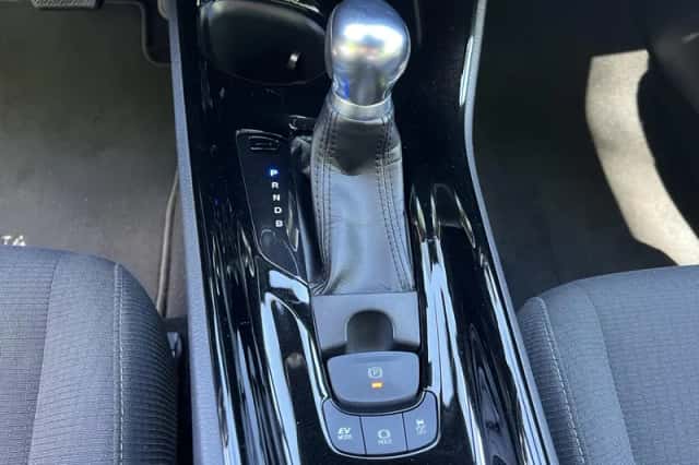 Toyota C-HR (2019) thumbnail 16