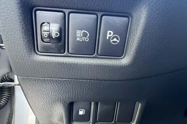 Toyota C-HR (2019) thumbnail 17