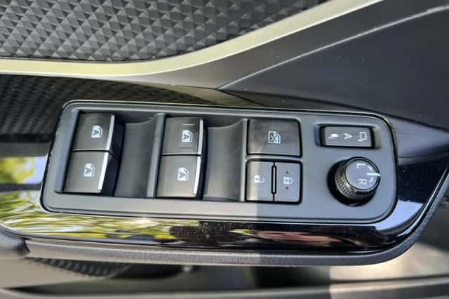 Toyota C-HR (2019) thumbnail 19
