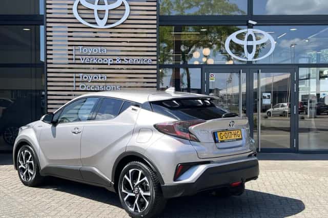 Toyota C-HR (2019) thumbnail 3