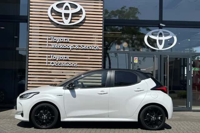 Toyota Yaris (2021) thumbnail 2