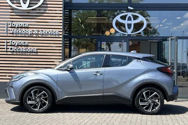 Toyota C-HR (2022) thumbnail 2