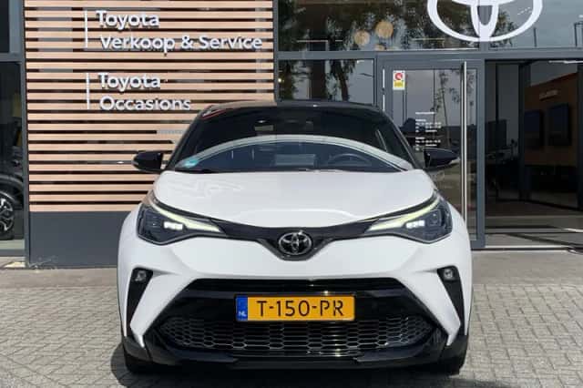 Toyota C-HR (2023) thumbnail 2