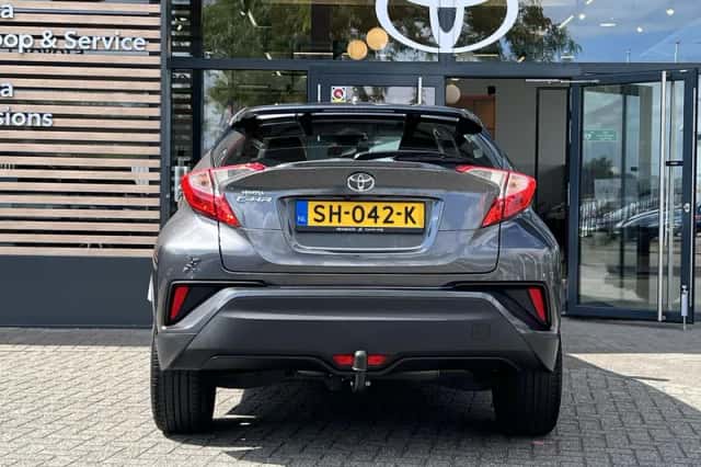 Toyota C-HR (2018) thumbnail 4