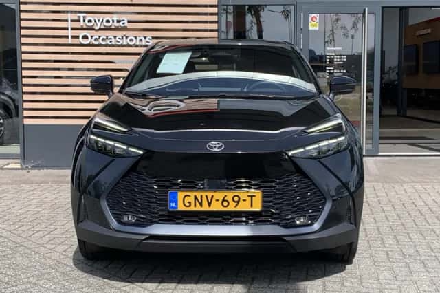 Toyota C-HR (2024) thumbnail 2