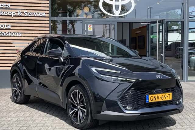 Toyota C-HR (2024) thumbnail 3