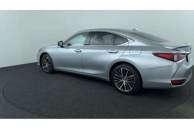 Lexus ES (2025) thumbnail 3