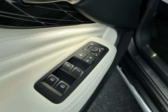 Lexus LS (2022) thumbnail 12