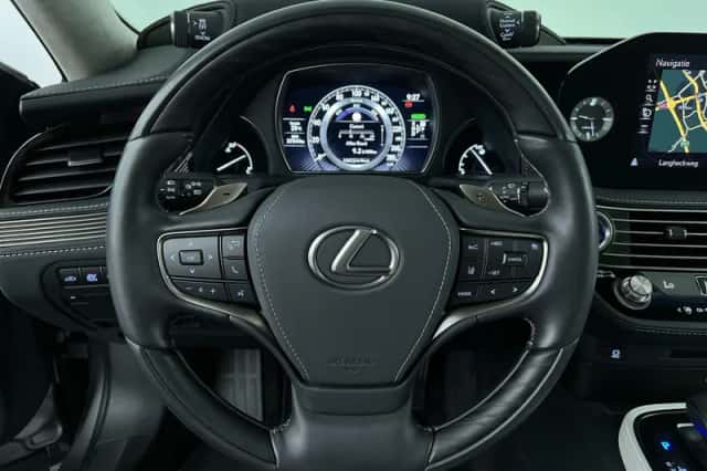 Lexus LS (2022) thumbnail 15